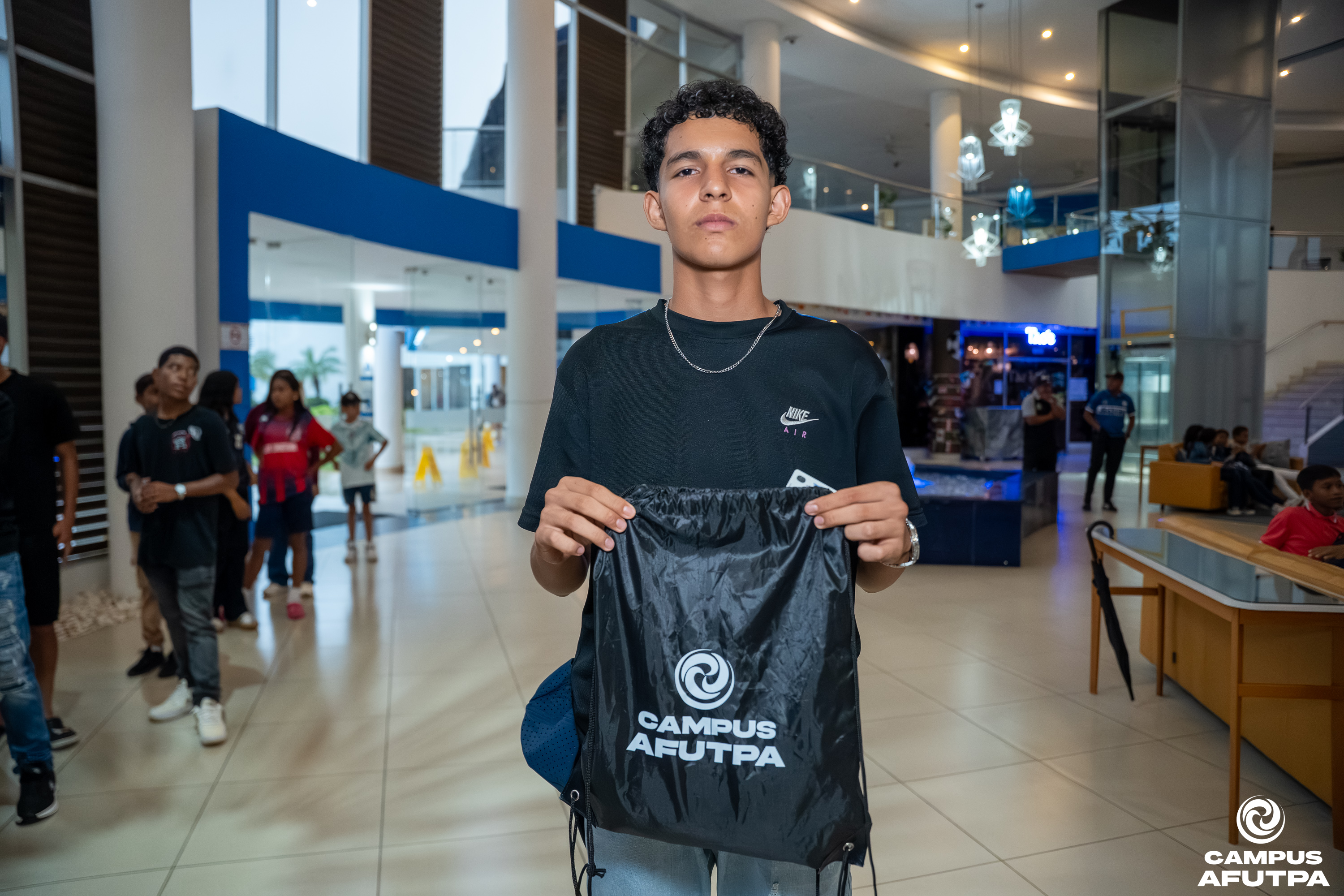 ENTREGA DE UNIFORMES — 24