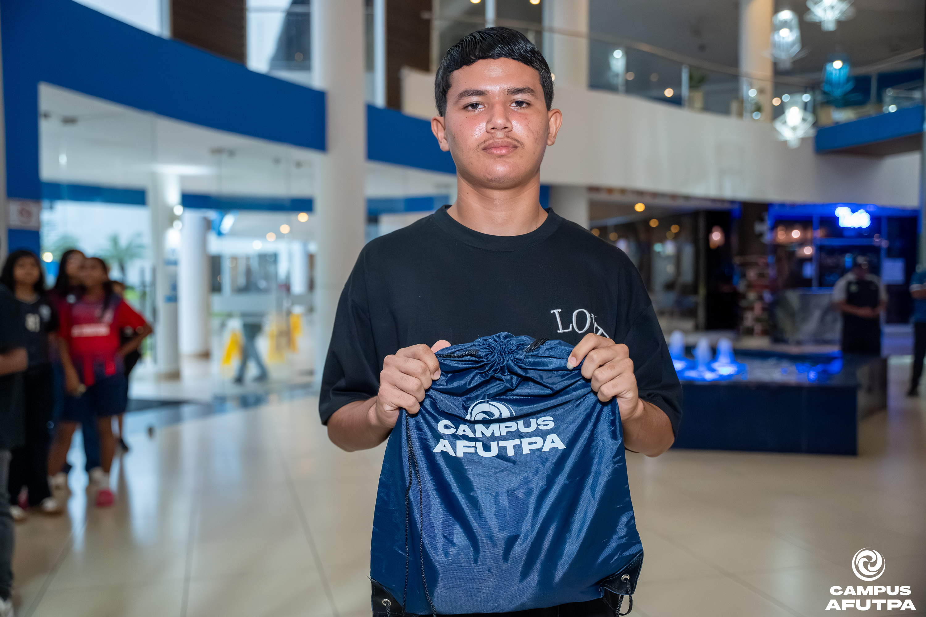 ENTREGA DE UNIFORMES — 25