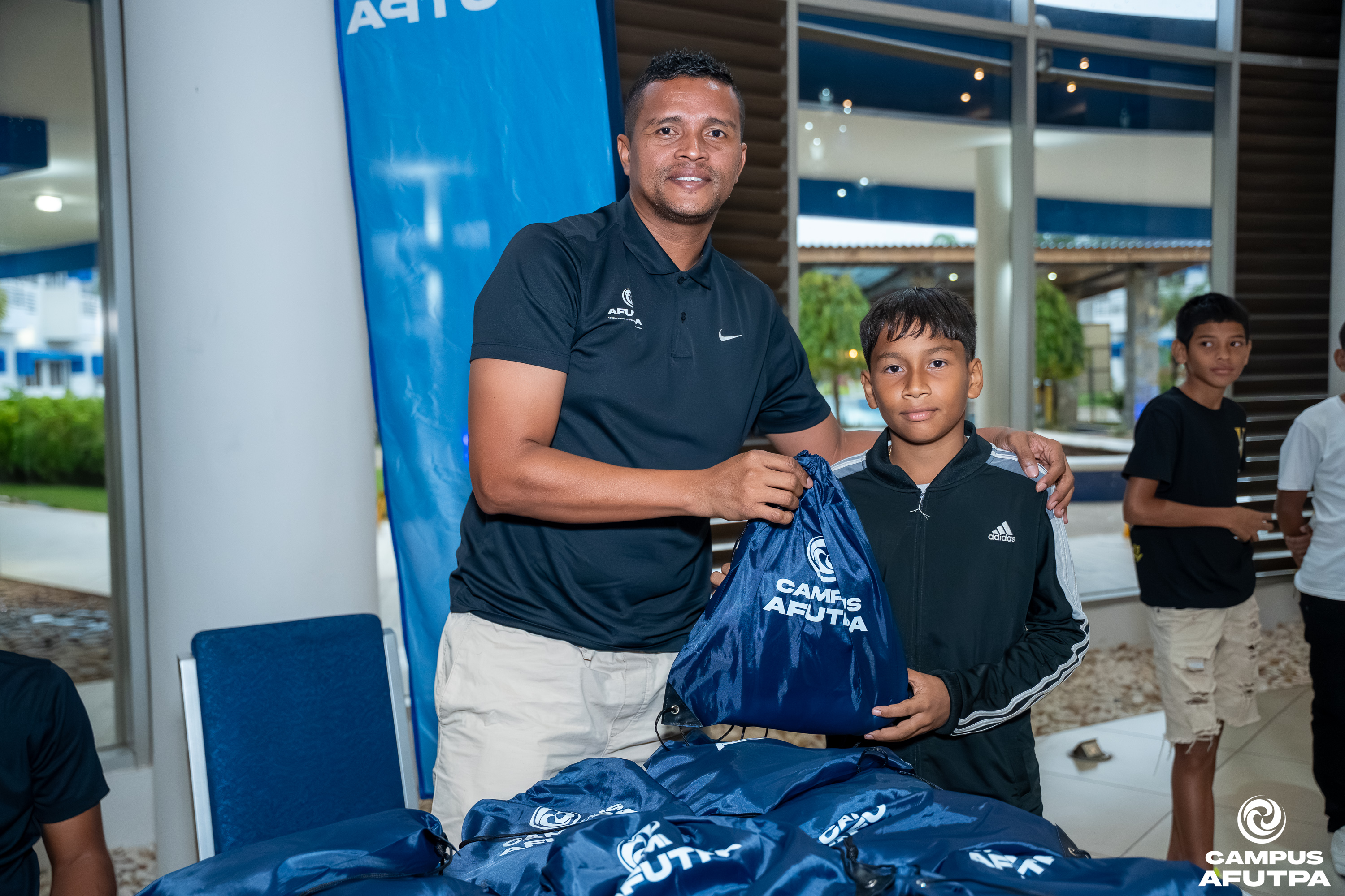 ENTREGA DE UNIFORMES — 44