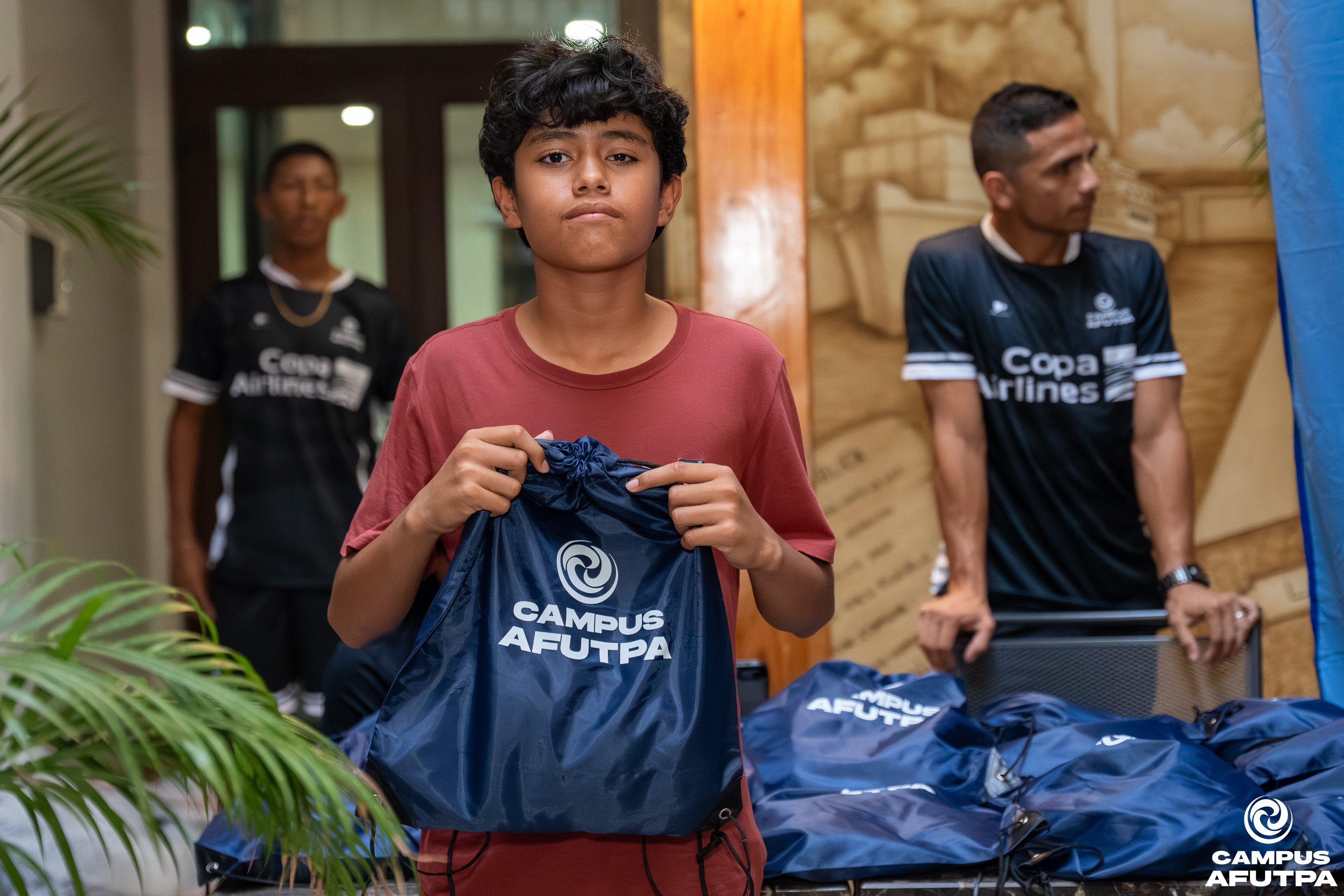 ENTREGA DE UNIFORMES — 25